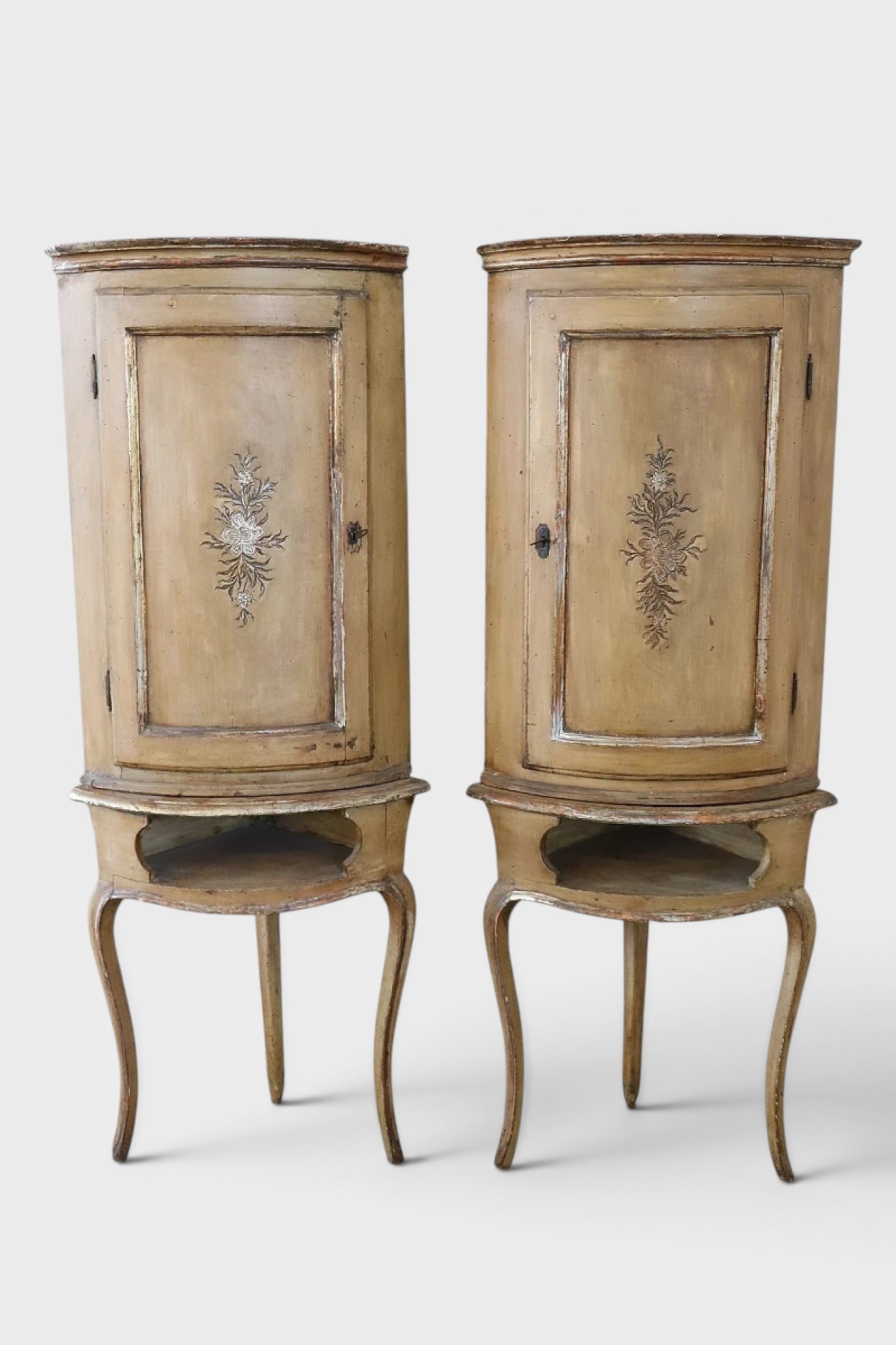 Pair of lacquered Piedmontese corner cabinets, Louis XV - 18th Century.